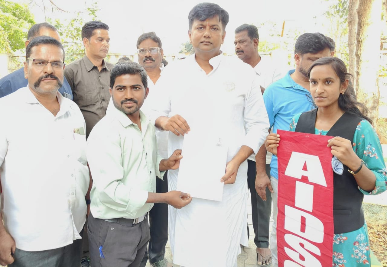 ತಾರತಮ್ಯ ಮಾಡದೇ ಎಲ್ಲ ವಿದ್ಯಾರ್ಥಿಗಳಿಗೆ ವಿದ್ಯಾರ್ಥಿ ವೇತನ ಬಿಡುಗಡೆ ಮಾಡಲು ಆಗ್ರಹ