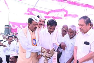 7ನೇ ವೇತನ ಆಯೋಗದ ವರದಿ ಜಾರಿಗೆ ಒತ್ತಾಯಿಸಿ ಅನಿರ್ದಿಷ್ಟಾವಧಿ ಧರಣಿ: ನ್ಯಾ.ಸಂತೋಷ್ ಹೆಗಡೆ ಚಾಲನೆ