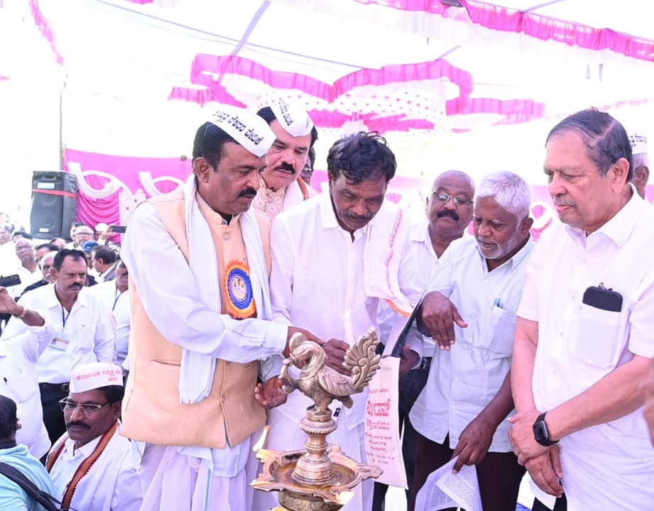 7ನೇ ವೇತನ ಆಯೋಗದ ವರದಿ ಜಾರಿಗೆ ಒತ್ತಾಯಿಸಿ ಅನಿರ್ದಿಷ್ಟಾವಧಿ ಧರಣಿ: ನ್ಯಾ.ಸಂತೋಷ್ ಹೆಗಡೆ ಚಾಲನೆ