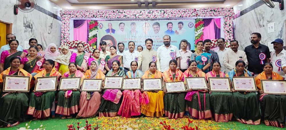 ಮಹಿಳಾ ಶಿಕ್ಷಕಿಯರಿಗೆ ಅಕ್ಷರ ಸಿರಿ ಮತ್ತು ಉತ್ತಮ ಶಾಲೆ ಪ್ರಶಸ್ತಿ ಪ್ರದಾನ ಮಾಡಿದ ಶಾಸಕ ರಘುಮೂರ್ತಿ