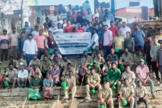 ಕಲ್ಯಾಣಿ ಸ್ವಚ್ಛತೆಗೆ ಜಿಲ್ಲಾಧಿಕಾರಿಗಳಿಂದ ಶ್ರಮದಾನ