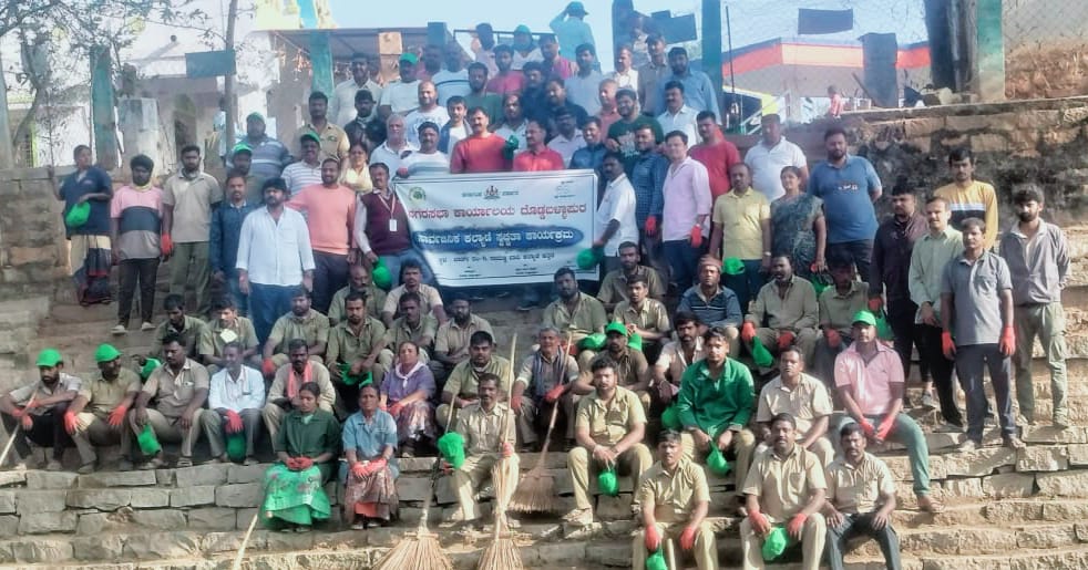 ಕಲ್ಯಾಣಿ ಸ್ವಚ್ಛತೆಗೆ ಜಿಲ್ಲಾಧಿಕಾರಿಗಳಿಂದ ಶ್ರಮದಾನ