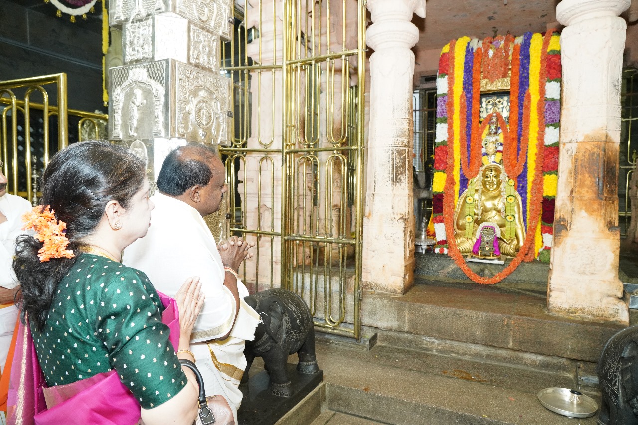 ಮಂತ್ರಾಲಯ ರಾಯರನ್ನು ಭೇಟಿ ಮಾಡಿ ಆಶೀರ್ವಾದ ಪಡೆದ ಕೇಂದ್ರ ಸಚಿವ ಕುಮಾರಸ್ವಾಮಿ