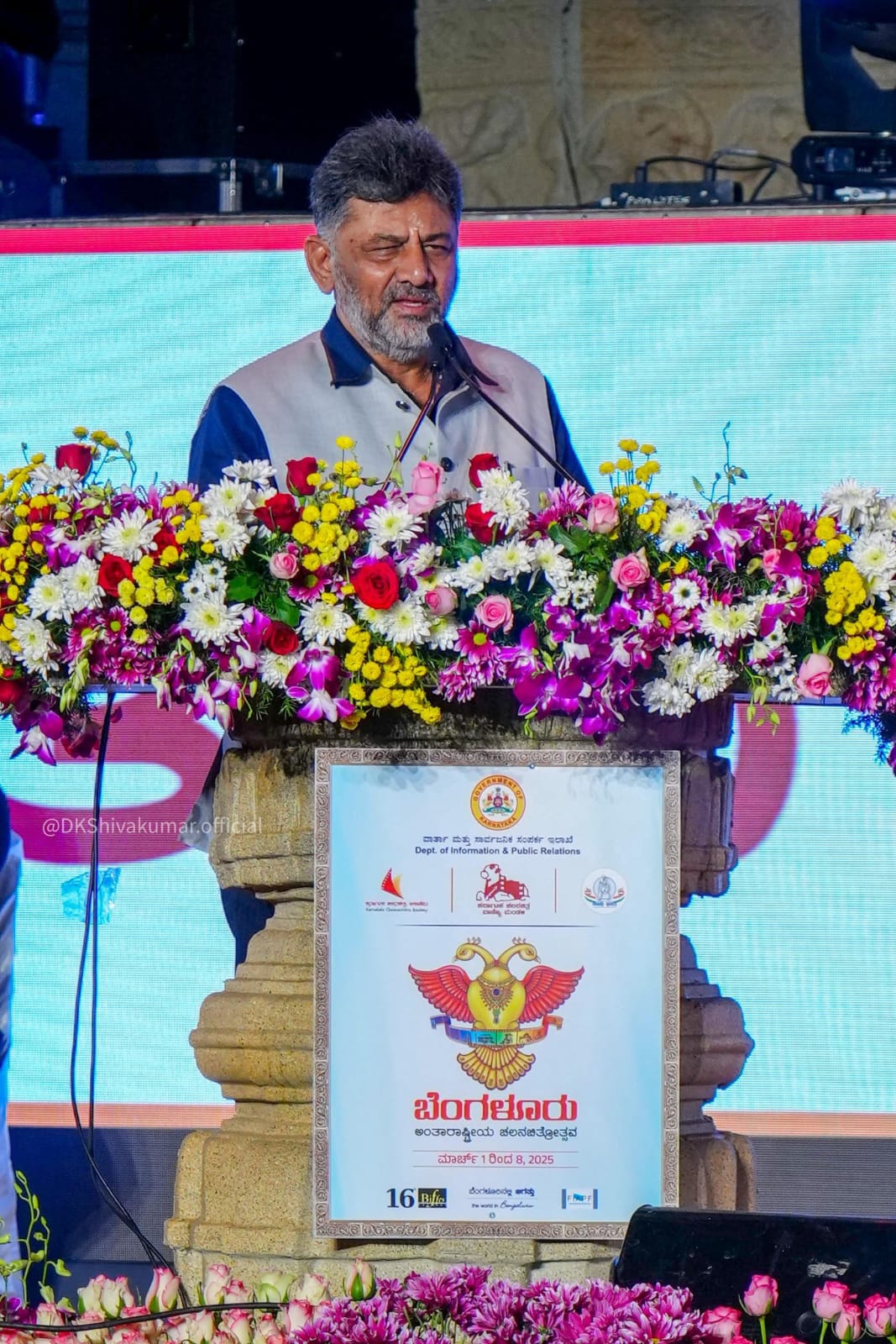 ಕನ್ನಡ ಸಿನಿಮಾ ಕಲಾವಿದರಿಗೆ ವೇದಿಕೆಯಲ್ಲೇ ಧಮ್ಕಿ ಹಾಕಿದ ಡಿಕೆ ಶಿವಕುಮಾರ್