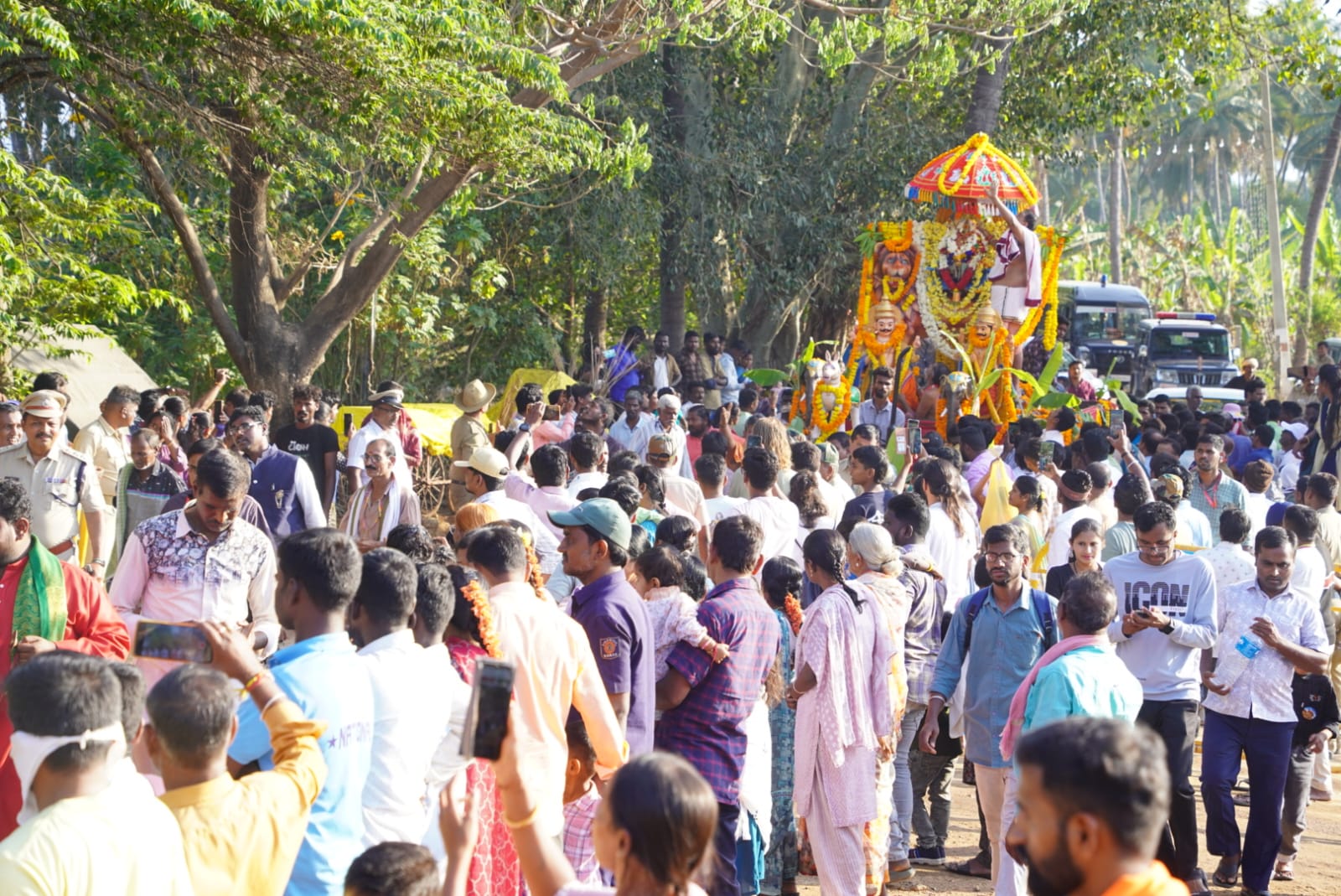 ಹಂಪಿ ಉತ್ಸವಕ್ಕೆ ಕಳೆ ತಂದ ಜಾನಪದ ಕಲಾ ತಂಡಗಳ ಭವ್ಯ ಮೆರವಣಿಗೆ