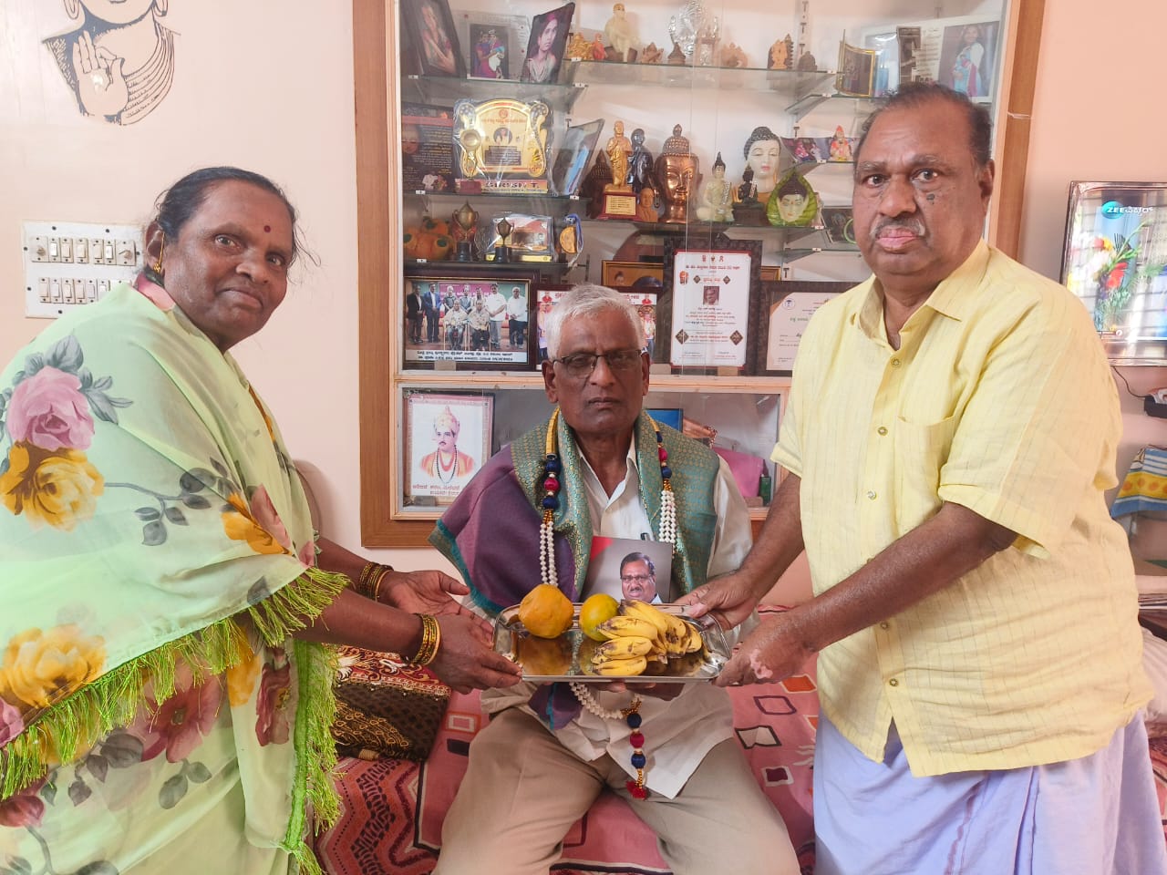 ಸಮ್ಮೇಳನಾಧ್ಯಕ್ಷ ಪರಮೇಶ್ವರಪ್ಪ ಅವರನ್ನು ಹಿರಿಯ ಸಾಹಿತಿ ಲಿಂಗಪ್ಪ ಸನ್ಮಾನಿಸಿದರು