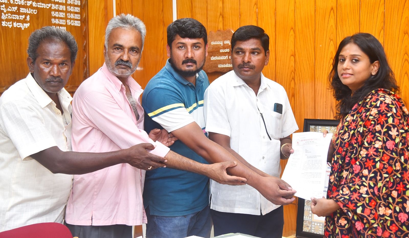 ನಕಲಿ ಜಾತಿ ನೀಡಿ ಹಕ್ಕುಪತ್ರ ಪಡೆಯುವುದನ್ನು ತಡೆಯಲು ಡಿಸಿಗೆ ಮನವಿ