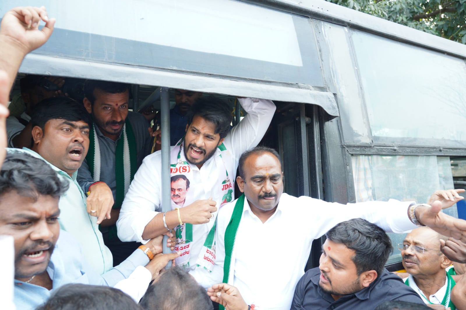 ಮಹಿಳೆಯರಿಗೆ ಗೃಹಲಕ್ಷ್ಮಿ ಹಣ ಬಿಡುಗಡೆಗೆ ಒತ್ತಾಯಿಸಿ ಜೆಡಿಎಸ್ ಬೃಹತ್ ಪ್ರತಿಭಟನೆ