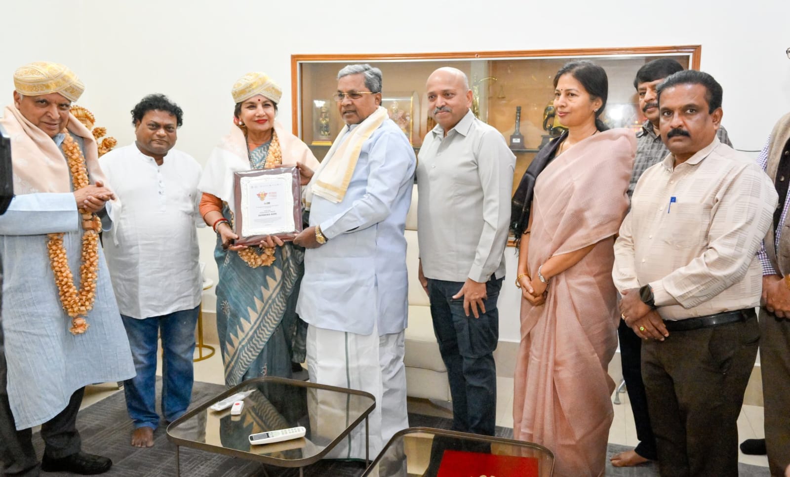 ಜೀವಮಾನ ಸಾಧನೆ ಪ್ರಶಸ್ತಿ ವಿಜೇತ ನಟಿ ಶಬಾನಾ ಆಜ್ಮಿ ಅವರಿಗೆ ಪ್ರಶಸ್ತಿಪತ್ರ ಮತ್ತು 10 ಲಕ್ಷದ ಚೆಕ್ ನೀಡಿದ ಸಿಎಂ