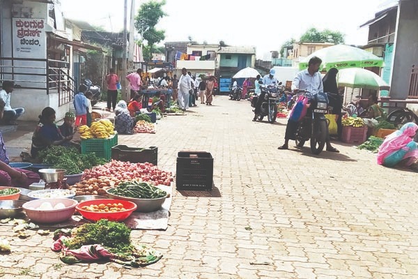 ಬೀದಿ ಬದಿ ವ್ಯಾಪಾರಸ್ಥರಿಂದ ದಿನ ವಹಿ ಸುಂಕ ವಸೂಲಿ ರದ್ದು