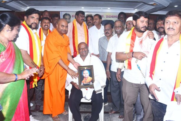 ಸಮಾಜ ಸೇವಕ ನಟರಾಜು ಅವರನ್ನು ಡಾ.ಹನುಮಂತನಾಥ ಸ್ವಾಮೀಜಿ ಗೌರವಿಸಿದರು