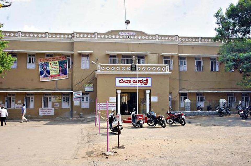 ಚಿತ್ರದುರ್ಗ ವೈದ್ಯಕೀಯ ಕಾಲೇಜು ನಿರ್ದೇಶಕರ ಕಾರ್ಯವೈಖರಿಗೆ ಕಿಡಿಕಾರಿದ ಸಚಿವರು, ಶಾಸಕರು