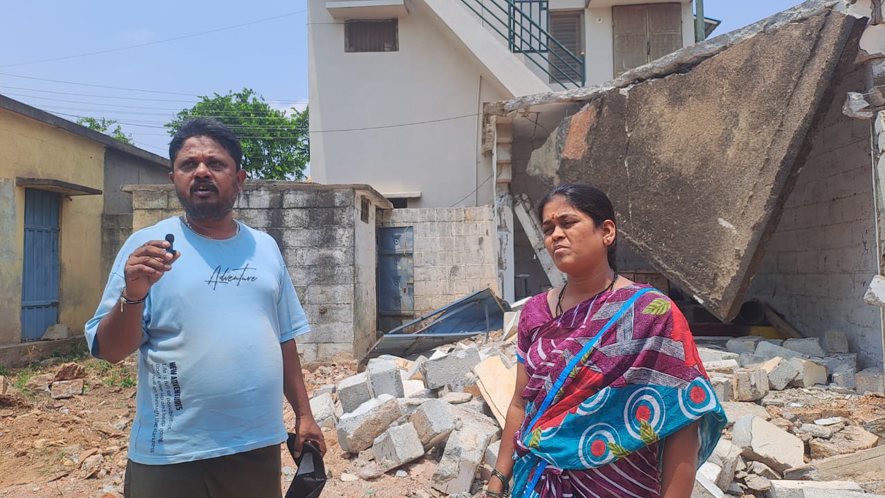 ಆಶ್ರಯ ಬಡಾವಣೆಯಲ್ಲಿ ಬಲಾಢ್ಯರ ದೌರ್ಜನ್ಯ, ಮನೆ ಧ್ವಂಸ