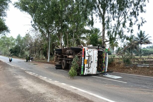 ಚಾಲಕನ‌ ನಿಯಂತ್ರಣ ತಪ್ಪಿ ಕ್ಯಾಂಟರ್ ಪಲ್ಟಿ