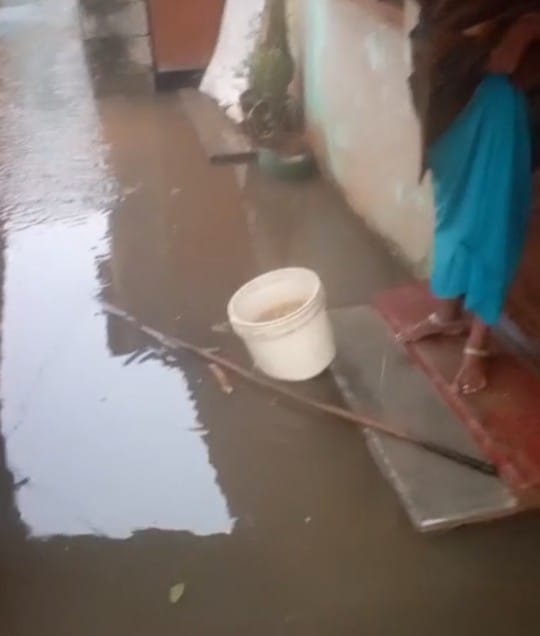ಭಾರೀ ಮಳೆ: ಮನೆಗಳಿಗೆ ನುಗ್ಗಿದ ಚರಂಡಿ‌ನೀರು: ದವಸ ಧಾನ್ಯ ನೀರು ಪಾಲು