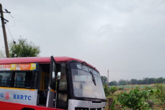 ಚಾಲಕನ ನಿಯಂತ್ರಣ ತಪ್ಪಿದ ಕೆಎಸ್ಆರ್ ಟಿಸಿ ಬಸ್