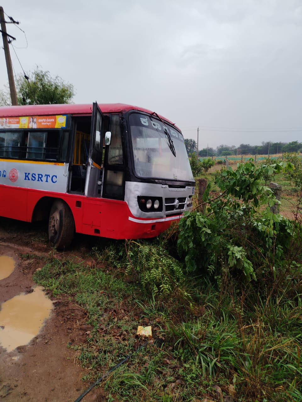ಚಾಲಕನ ನಿಯಂತ್ರಣ ತಪ್ಪಿದ ಕೆಎಸ್ಆರ್ ಟಿಸಿ ಬಸ್