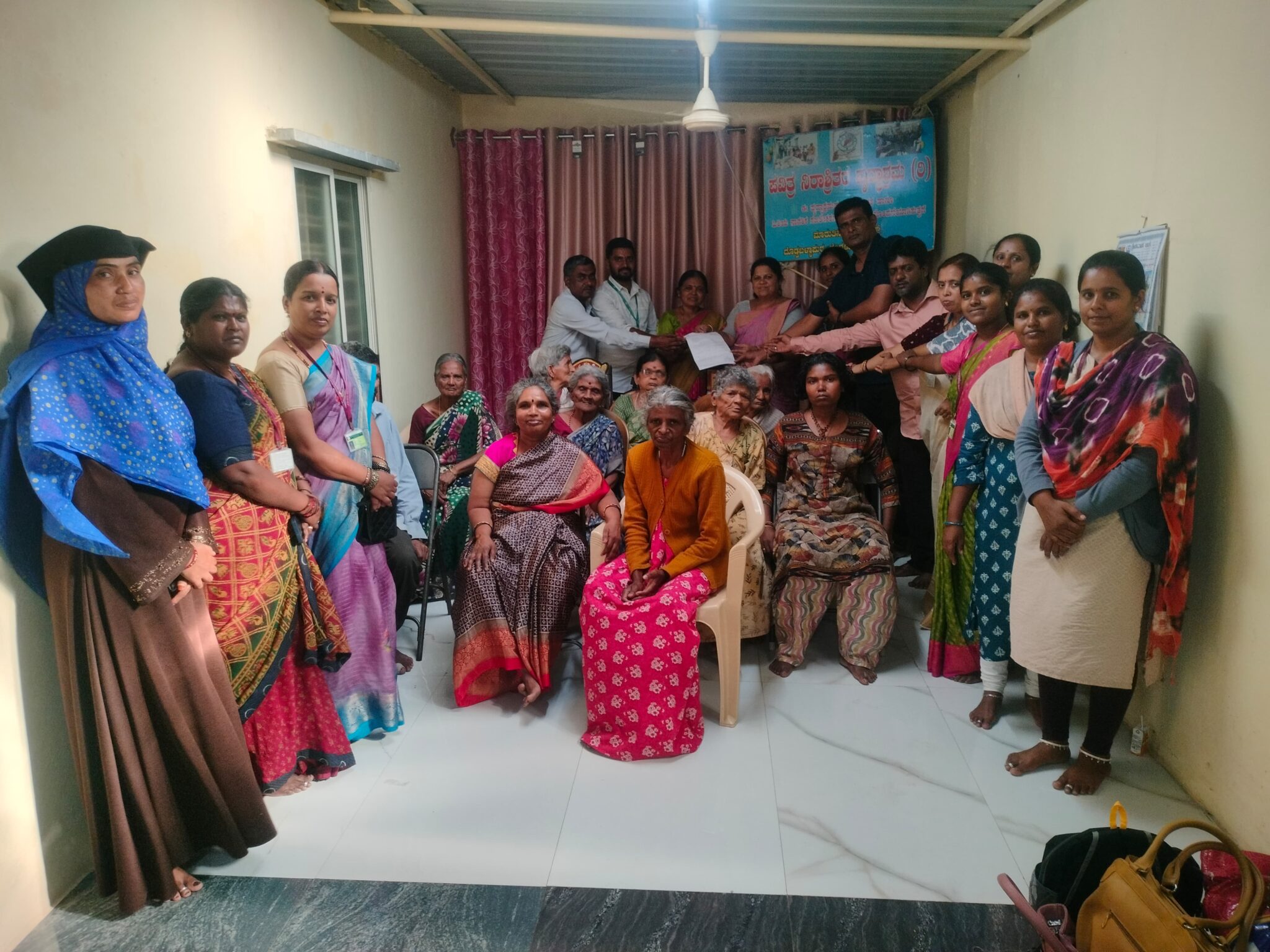 ಶ್ರೀ ಕ್ಷೇತ್ರ ಧರ್ಮಸ್ಥಳದಿಂದ ವೃದ್ಧಾಶ್ರಮಕ್ಕೆ 1 ಲಕ್ಷ ಚೆಕ್ ನೀಡಿಕೆ