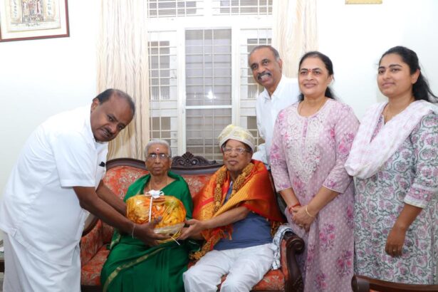 ಪತ್ರಿಕೋದ್ಯಮದ ಮಹಾವೃಕ್ಷ ಪಿ.ರಾಮಯ್ಯ ಅವರ ಮನೆಗೆ ಭೇಟಿ ನೀಡಿ ಆರೋಗ್ಯ ವಿಚಾರಿಸಿದ ಕುಮಾರಸ್ವಾಮಿ