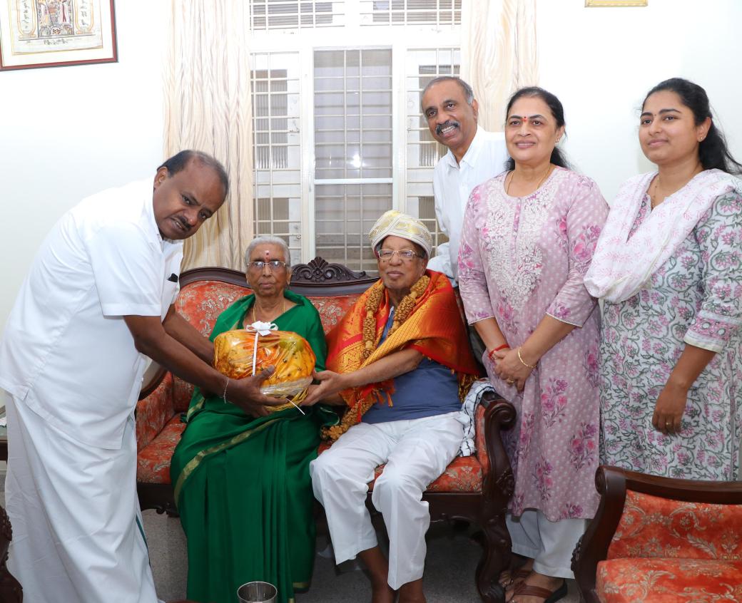 ಪತ್ರಿಕೋದ್ಯಮದ ಮಹಾವೃಕ್ಷ ಪಿ.ರಾಮಯ್ಯ ಅವರ ಮನೆಗೆ ಭೇಟಿ ನೀಡಿ ಆರೋಗ್ಯ ವಿಚಾರಿಸಿದ ಕುಮಾರಸ್ವಾಮಿ
