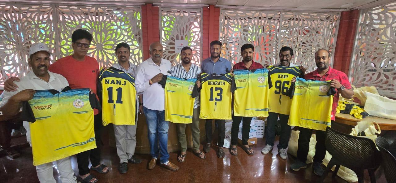 ಕ್ರಿಕೆಟ್ ಪಂದ್ಯಾವಳಿಗೆ ಬೆಂಗಳೂರು ತಂಡಕ್ಕೆ ಟೀ ಶರ್ಟ್ ನೀಡಿ ಶುಭ ಹಾರೈಸಿದ ಶಿವಾನಂದ ತಗಡೂರು