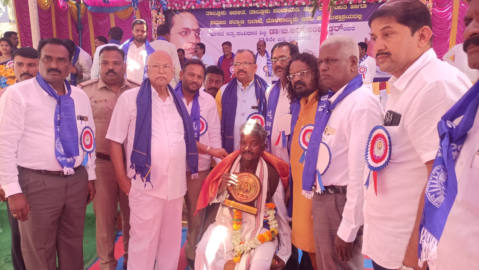 ಹಗಲುವೇಷ ಕಲಾವಿದ ಶ್ರೀನಿವಾಸ್ ಗೆ ಸನ್ಮಾನ
