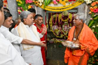 ದೇವರನ್ನು ಪೂಜಿಸುವವರಿಗೆ ಆಷಾಡಭೂತಿತನ ಇರಬಾರದು: ಸಿದ್ದರಾಮಯ್ಯ