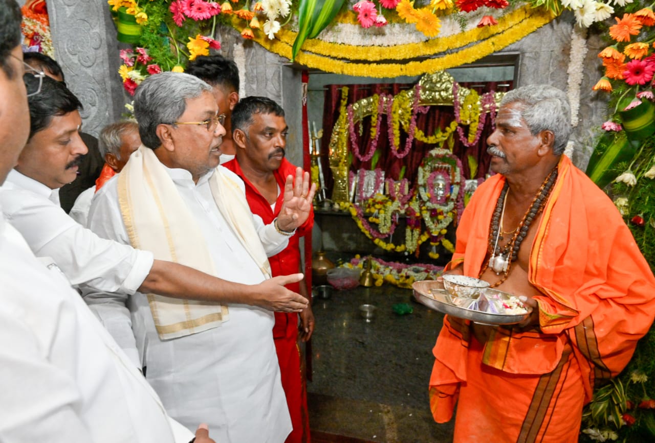 ದೇವರನ್ನು ಪೂಜಿಸುವವರಿಗೆ ಆಷಾಡಭೂತಿತನ ಇರಬಾರದು: ಸಿದ್ದರಾಮಯ್ಯ