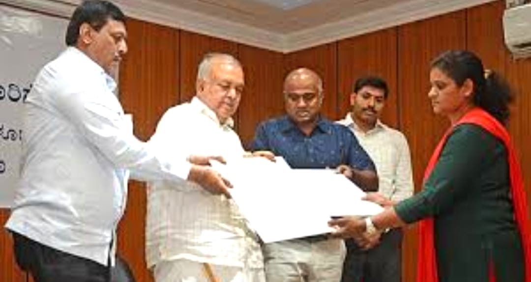 ಮೃತಪಟ್ಟ ಸಾರಿಗೆ ನೌಕರರ ಕುಟುಂಬದವರಿಗೆ ತಲಾ 1 ಕೋಟಿ ವಿತರಣೆ