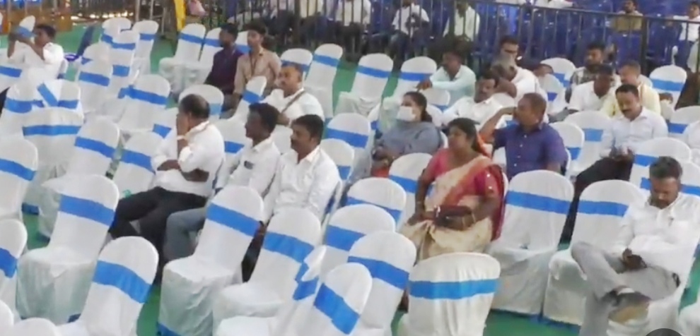 2 ವರ್ಷದ ಸಾಧನಾ ಸಮಾವೇಶದಲ್ಲಿ ಖಾಲಿ ಕುರ್ಚಿಗಳು