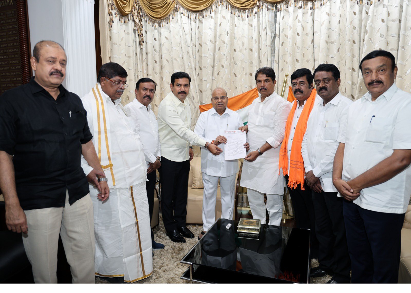 ಬಿಜೆಪಿಯ 18 ಶಾಸಕರ ಅಮಾನತು ಮಧ್ಯ ಪ್ರವೇಶಿಸಲು ರಾಜ್ಯಪಾಲರಿಗೆ ಮನವಿ