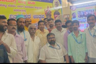ಉಗ್ರರ ದಾಳಿಯಲ್ಲಿ ಮೃತಪಟ್ಟವರಿಗೆ ಶ್ರದ್ಧಾಂಜಲಿ ಅರ್ಪಿಸಿದ ಪತ್ರಿಕಾ ವಿತರಕರು