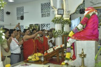 ಶಿರಡಿಯಿಂದ ಆಗಮಿಸಿದ ಸಾಯಿ ಬಾಬಾ ಪಾದುಕೆ ದರ್ಶನ ಪಡೆಯುತ್ತಿರುವ ಭಕ್ತರು