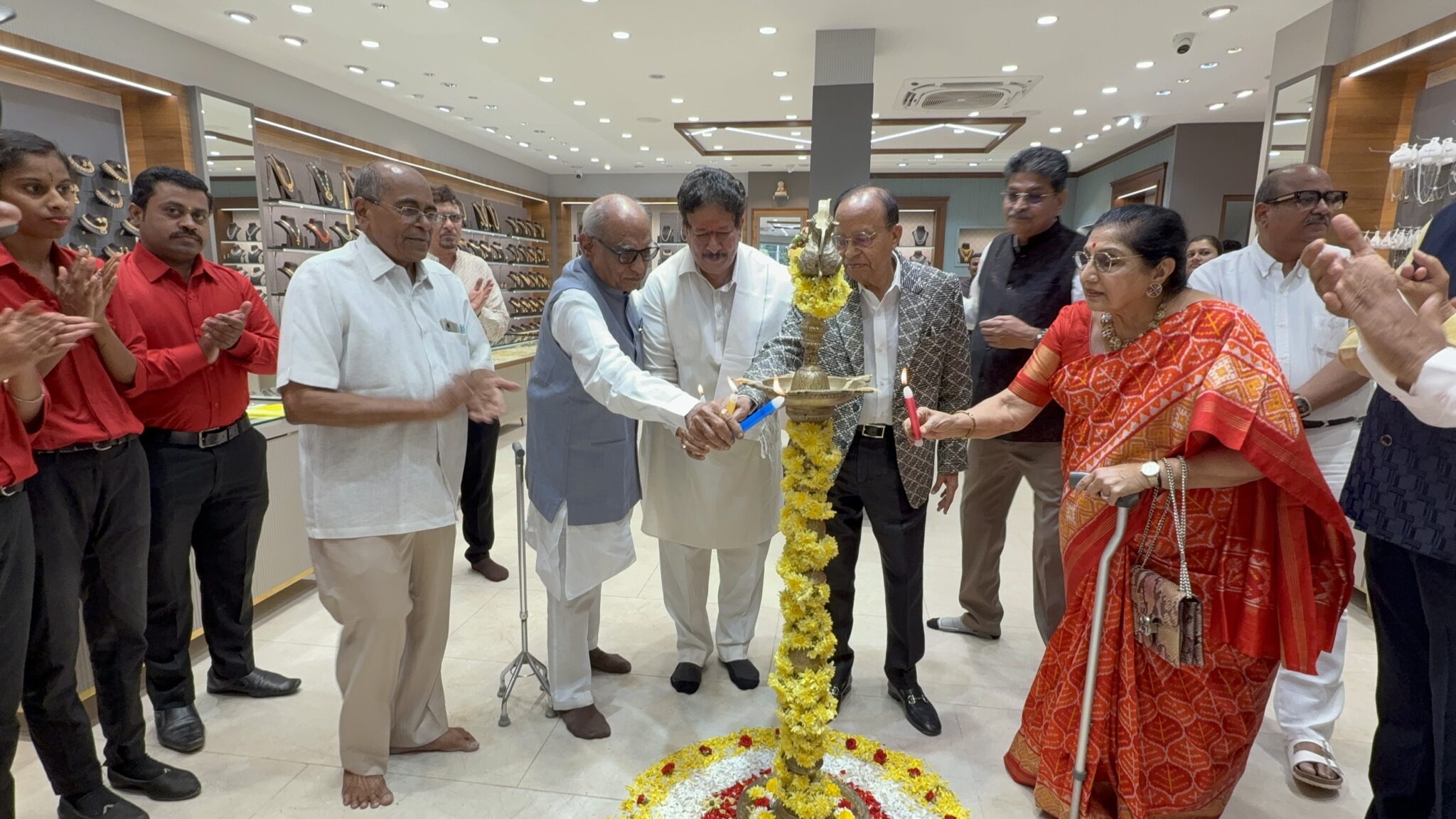 ಮಹಿಳೆಯರಿಗೆ ಬಂಗಾರದ ಆಭರಣಗಳ ಪರ್ಯಾಯ ಕುಶಾಲ್ಸ್ ಮಳಿಗೆ-ಶಾಸಕ ಗವಿಯಪ್ಪ