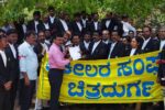 ಹಿರಿಯ ವಕೀಲರ ಮೇಲಿನ ಮಾರಣಾಂತಿಕ ಹಲ್ಲೆ ಖಂಡಿಸಿ ಪ್ರತಿಭಟಿಸಿದ ವಕೀಲರು