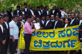 ಹಿರಿಯ ವಕೀಲರ ಮೇಲಿನ ಮಾರಣಾಂತಿಕ ಹಲ್ಲೆ ಖಂಡಿಸಿ ಪ್ರತಿಭಟಿಸಿದ ವಕೀಲರು