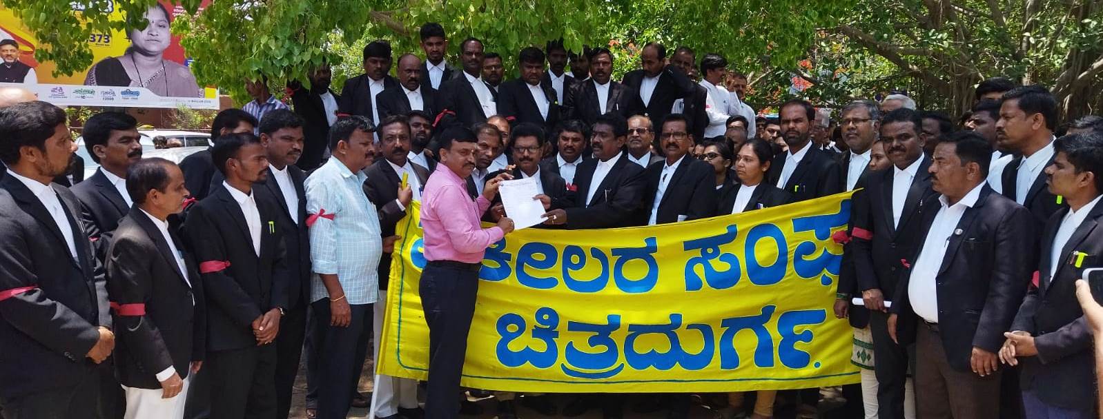 ಹಿರಿಯ ವಕೀಲರ ಮೇಲಿನ ಮಾರಣಾಂತಿಕ ಹಲ್ಲೆ ಖಂಡಿಸಿ ಪ್ರತಿಭಟಿಸಿದ ವಕೀಲರು