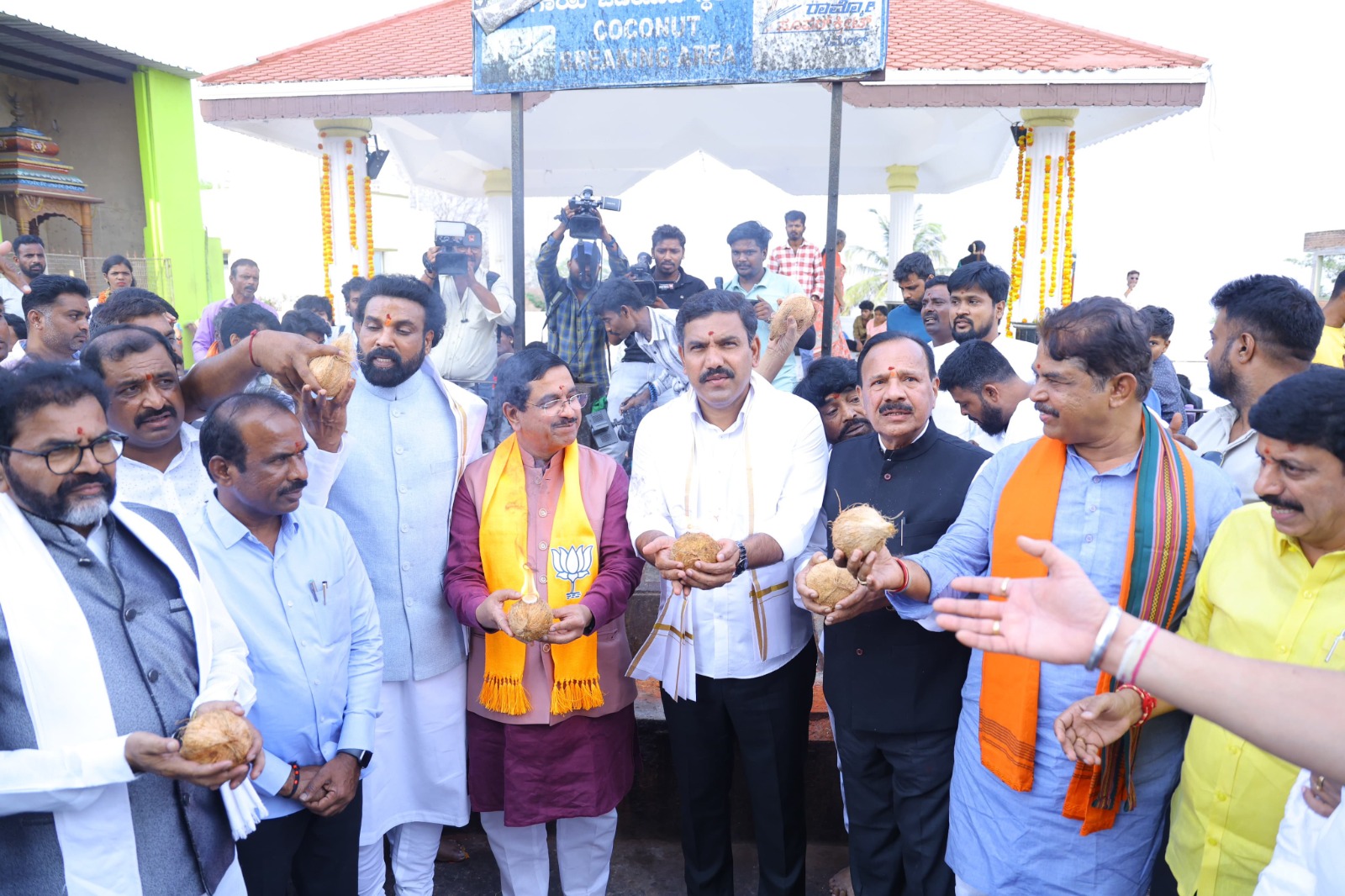 ಚಾಮುಂಡಿ ತಾಯಿಗೆ ವಿಶೇಷ ಪೂಜೆ ಸಲ್ಲಿಸಿ ಜನಾಕ್ರೋಶ ಯಾತ್ರೆಗೆ ಚಾಲನೆ ನೀಡಿದ ಪ್ರಹ್ಲಾದ್ ಜೋಶಿ