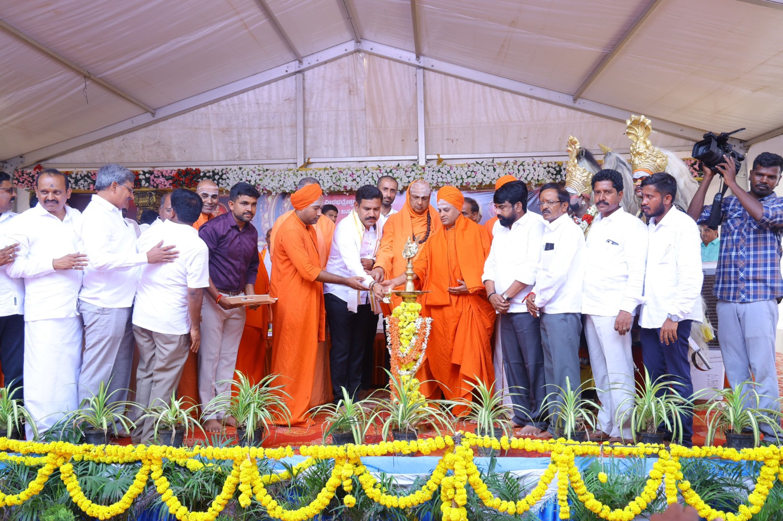 ಕಾಯಕ ತತ್ವದ ಶ್ರೇಷ್ಠತೆ ಸಾರಿದ ಹೆಮ್ಮೆಯ ಪರಂಪರೆಯೇ ಮಠಮಾನ್ಯಗಳಿದೆ