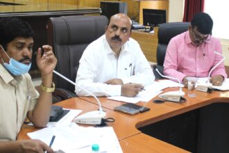 ಬೆಳೆಹಾನಿ ಪ್ರದೇಶಗಳಿಗೆ ಭೇಟಿ ನೀಡಲು ಅಧಿಕಾರಿಗಳಿಗೆ ಸೂಚನೆ ನೀಡಿದ ಜಿಲ್ಲಾಧಿಕಾರಿ ವೆಂಕಟೇಶ್