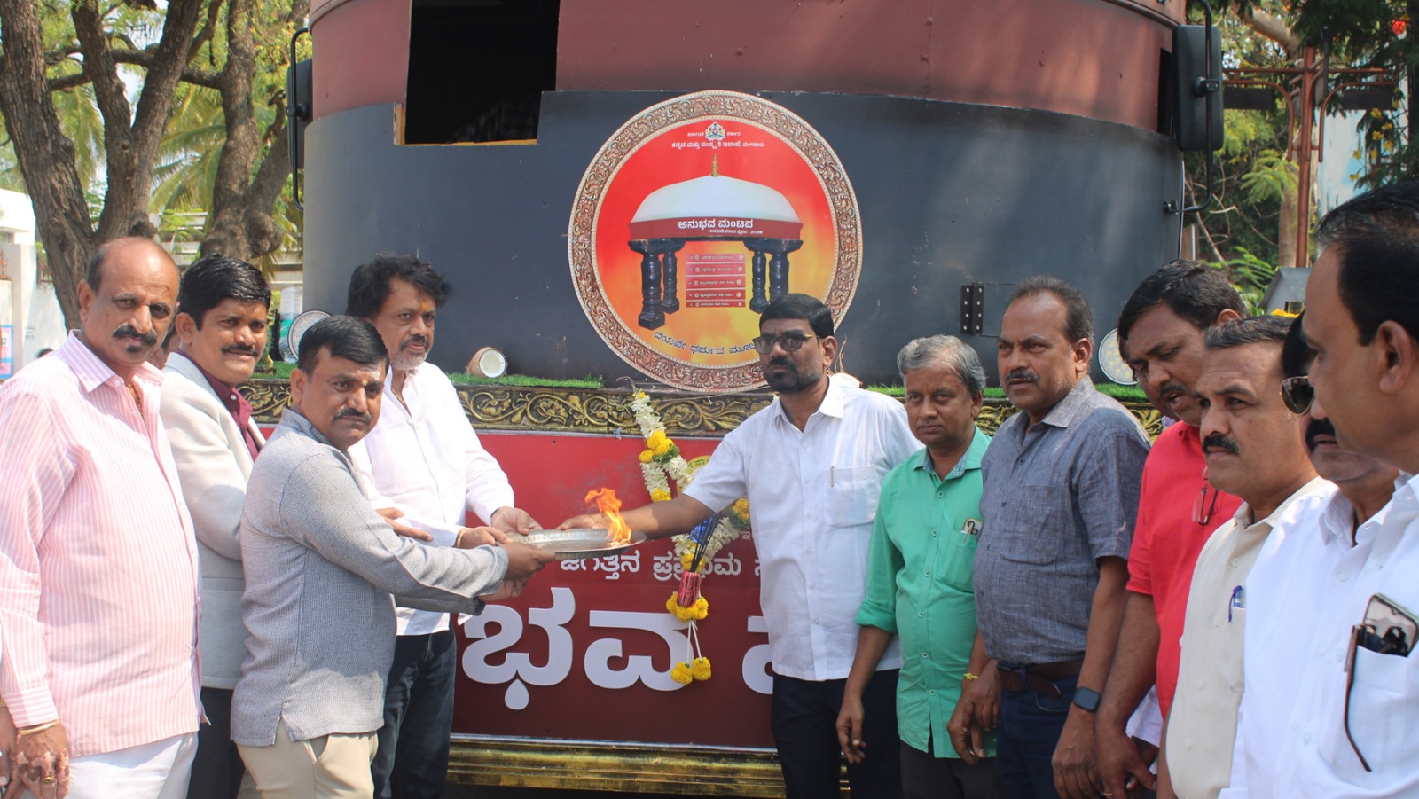 ಬಸವಾದಿ ಶರಣರ ವೈಭವ ರಥಯಾತ್ರೆಗೆ ಎಡಿಸಿ ಕುಮಾರಸ್ವಾಮಿ ಚಾಲನೆ ಬಸವಾದಿ ಶರಣರ ವೈಭವ ರಥಯಾತ್ರೆಗೆ ಎಡಿಸಿ ಕುಮಾರಸ್ವಾಮಿ ಚಾಲನೆ