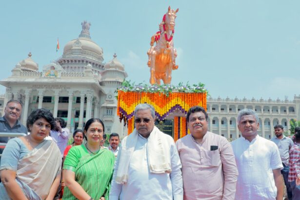 ಸಿದ್ದರಾಮಯ್ಯನವರಿಂದ ಬಸವೇಶ್ವರ ಪ್ರತಿಮೆಗೆ ಮಾಲಾರ್ಪಣೆ