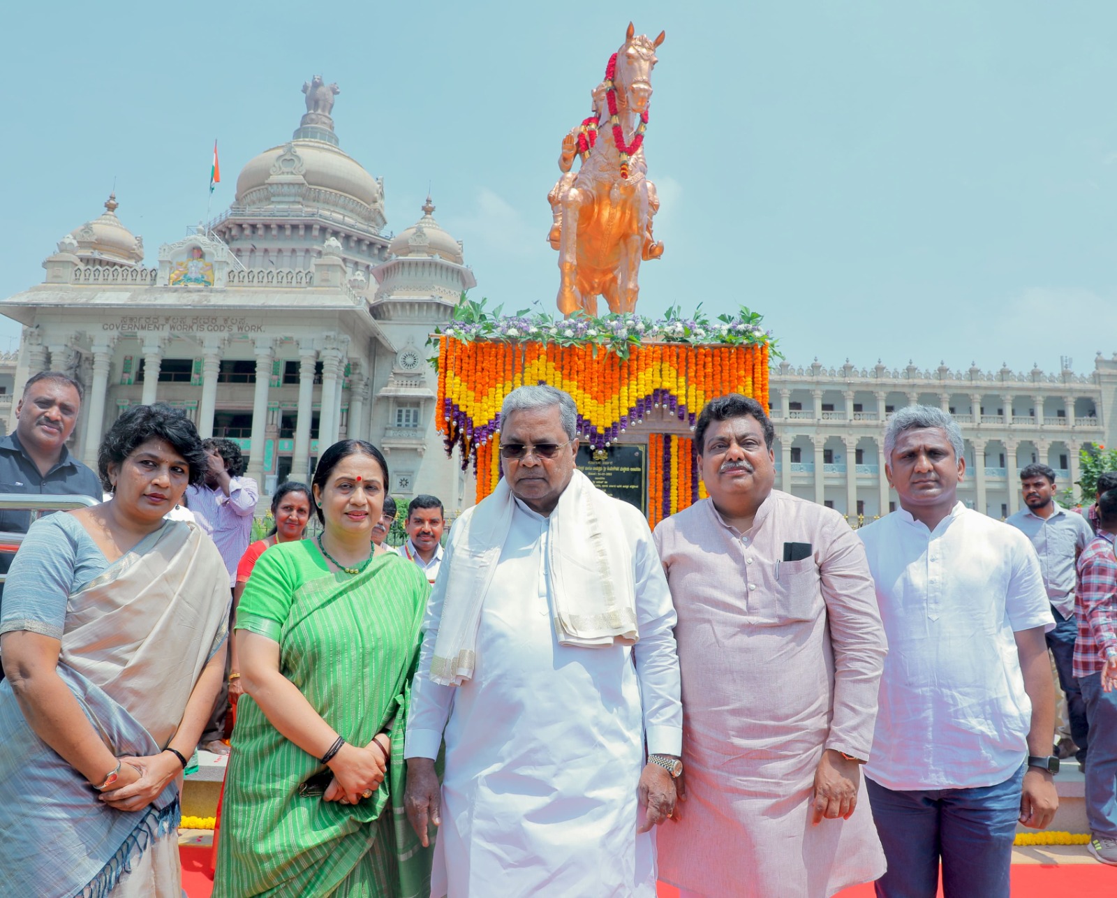 ಸಿದ್ದರಾಮಯ್ಯನವರಿಂದ ಬಸವೇಶ್ವರ ಪ್ರತಿಮೆಗೆ ಮಾಲಾರ್ಪಣೆ