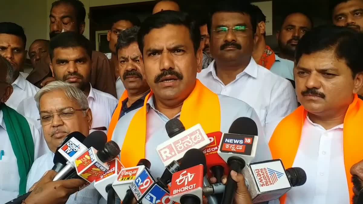 ಸಿದ್ದರಾಮಯ್ಯ ಜಾತಿಗಣತಿ ವಿಚಾರದಲ್ಲಿ ಸುಳ್ಳು ಹೇಳುತ್ತಿದ್ದಾರೆ