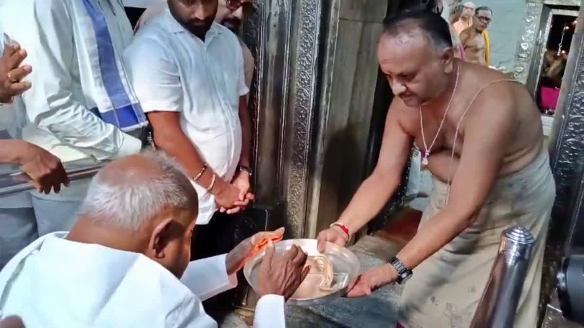 ಶ್ರೀ ನಂಜುಂಡೇಶ್ವರ ಸ್ವಾಮಿಗೆ ರುದ್ರಾಭಿಷೇಕ ವಿಶೇಷ ಪೂಜೆ ಸಲ್ಲಿಸಿ ಹರಕೆ ತೀರಿಸಿದ ದೇವೇಗೌಡರು