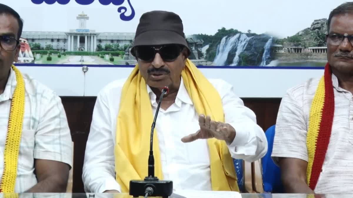 ಈಡುಗಾಯಿ ಒಡೆಯುವ ಚಳವಳಿಗೆ ಕರೆ ನೀಡಿದ ವಾಟಾಳ್ ನಾಗರಾಜ್