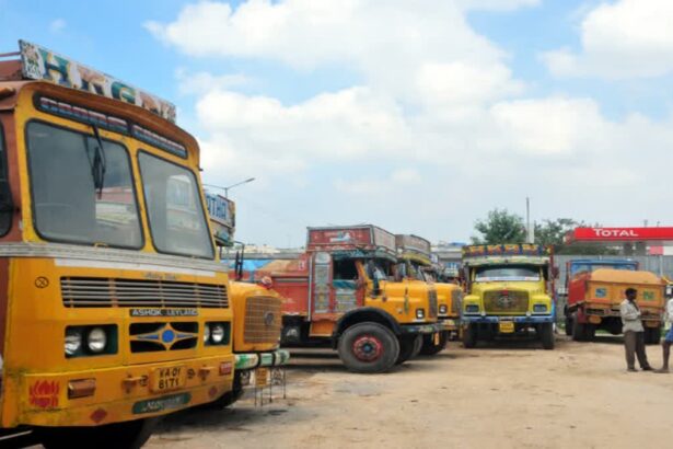 ಡೀಸೆಲ್, ಟೋಲ್ ಶುಲ್ಕ ಹೆಚ್ಚಳ ಖಂಡಿಸಿ ಮಧ್ಯ ರಾತ್ರಿಯಿಂದಲೇ ಲಾರಿಗಳ ಮುಷ್ಕರ