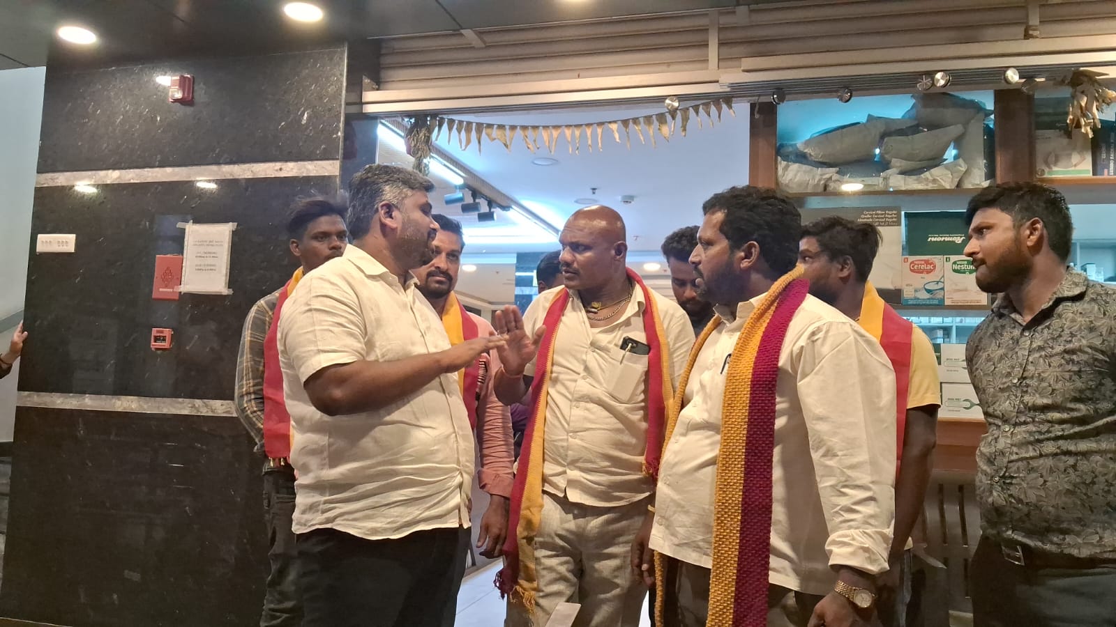 ಆಂಗ್ಲ ನಾಮಪಲಕ ತೆರವಿಗೆ ಕರವೇ ಒತ್ತಾಯ