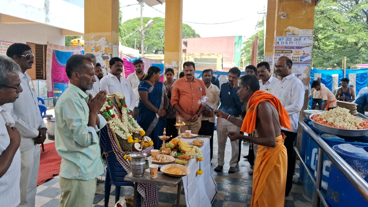 ಕರಗ ಮಹೋತ್ಸವದ ಪ್ರಯುಕ್ತ ಅನ್ನ ದಾಸೋಹಕ್ಕೆ ಚಾಲನೆ