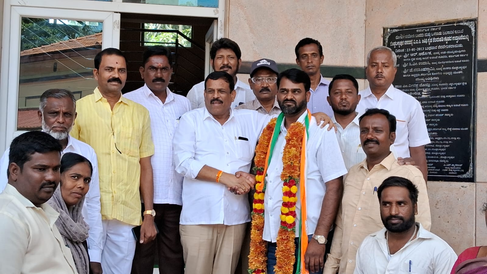 ಜೆಡಿಎಸ್ ಬೆಂಬಲಿತ ಗ್ರಾಪಂ ಸದಸ್ಯ ಗಾಯತ್ರಿ ಮಂಜುನಾಥ್ ಕಾಂಗ್ರೆಸ್ ಸೇರ್ಪಡೆ 